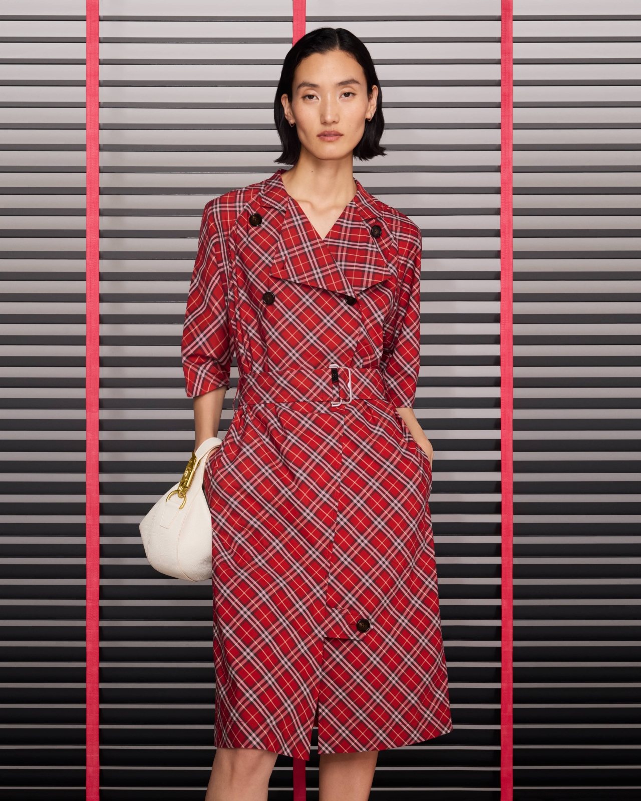 【在庫僅少】 the of Year the celebrates Burberry Snake campaign new with ワンピース