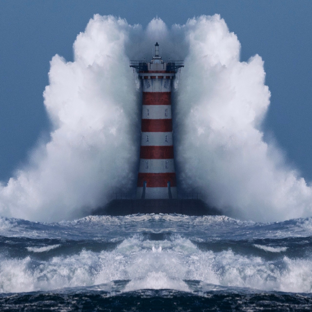 This image was taken during winter 2018 when the Storm Fionn arrived on the west coast of France. The waves were more than 10m high.
We can see a beautiful lighthouse striked by a huge wave.
It was in Porspoder in Brittany.