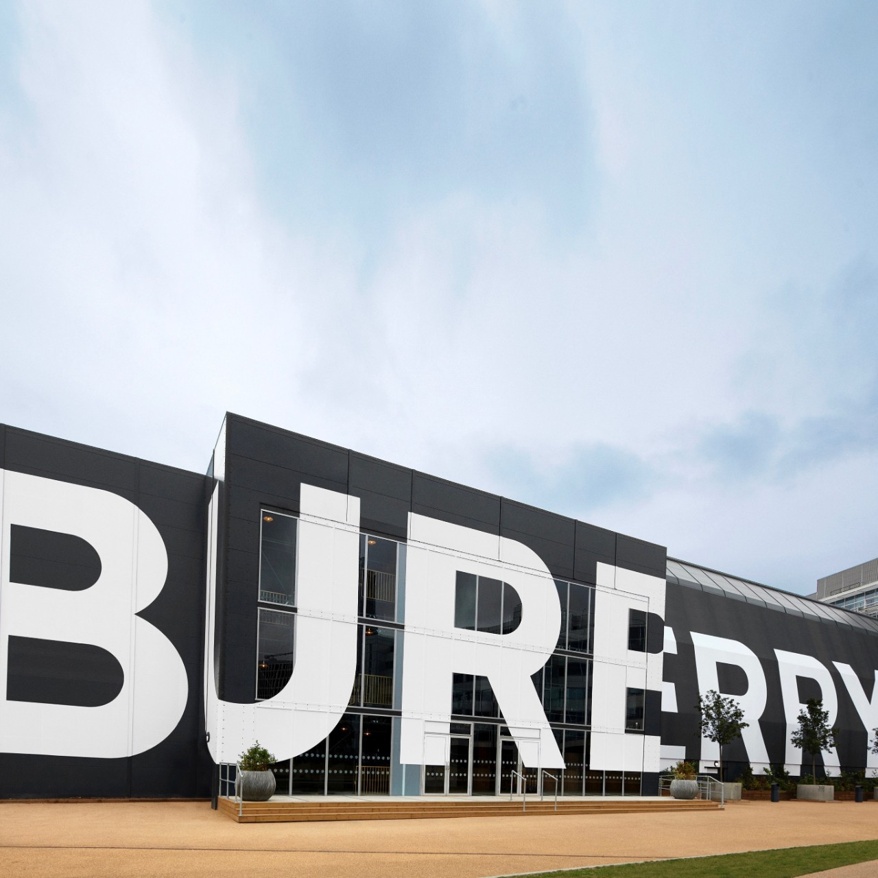 burberry-spring-summer-2020-show-venue-exterior